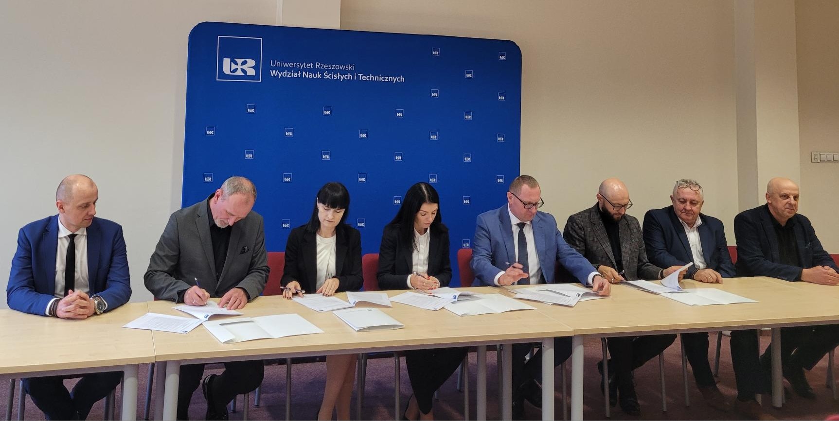 Fotografia przedstawia sygnatariuszy porozumienia strefa idei