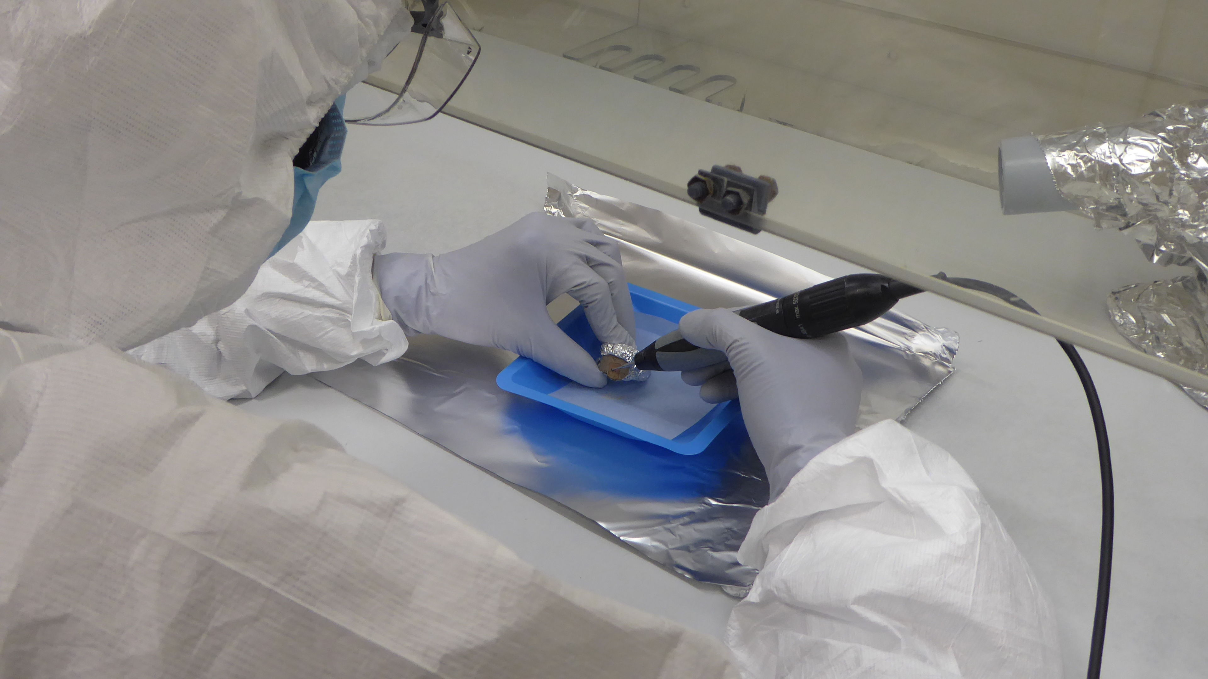 Laboratorium Max Planck Institut w Lipsku. Pobieranie prób z kości, fotografia Z. Hofmanová