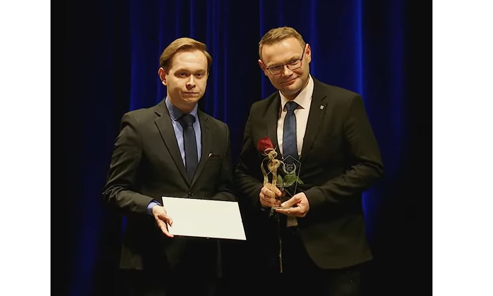 Zdjęcie z wręczenia statuetki doktorowi Jarosławowi Kinalowi przez pana Michała Lewandowskiego