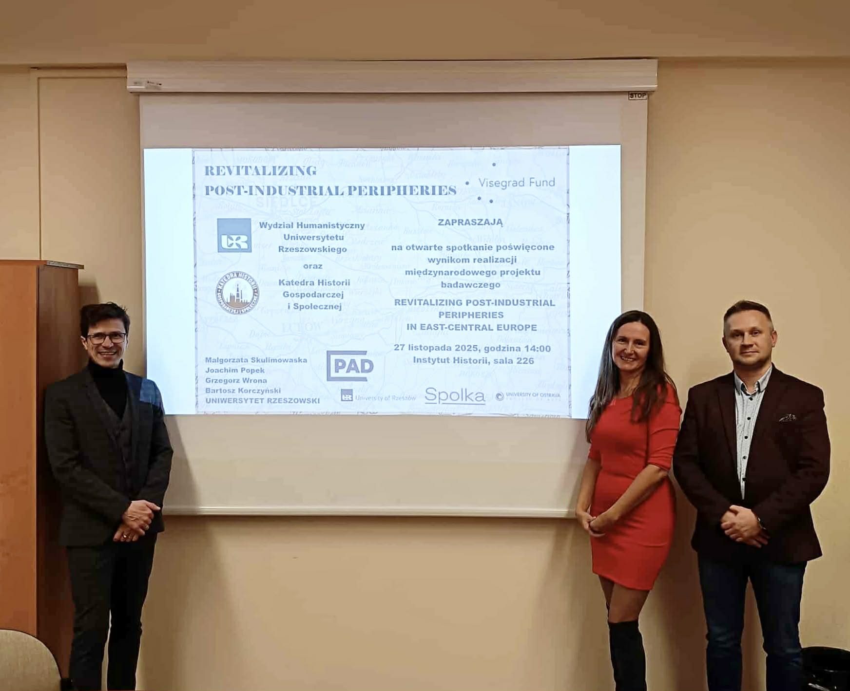 Zdjęcie przedstawiające prowadzących spotkanie otwarte