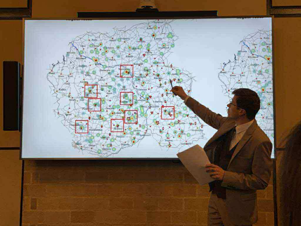 Zdjęcie przedstawiające doktora Joachima Popka podczas wykładu przy mapie