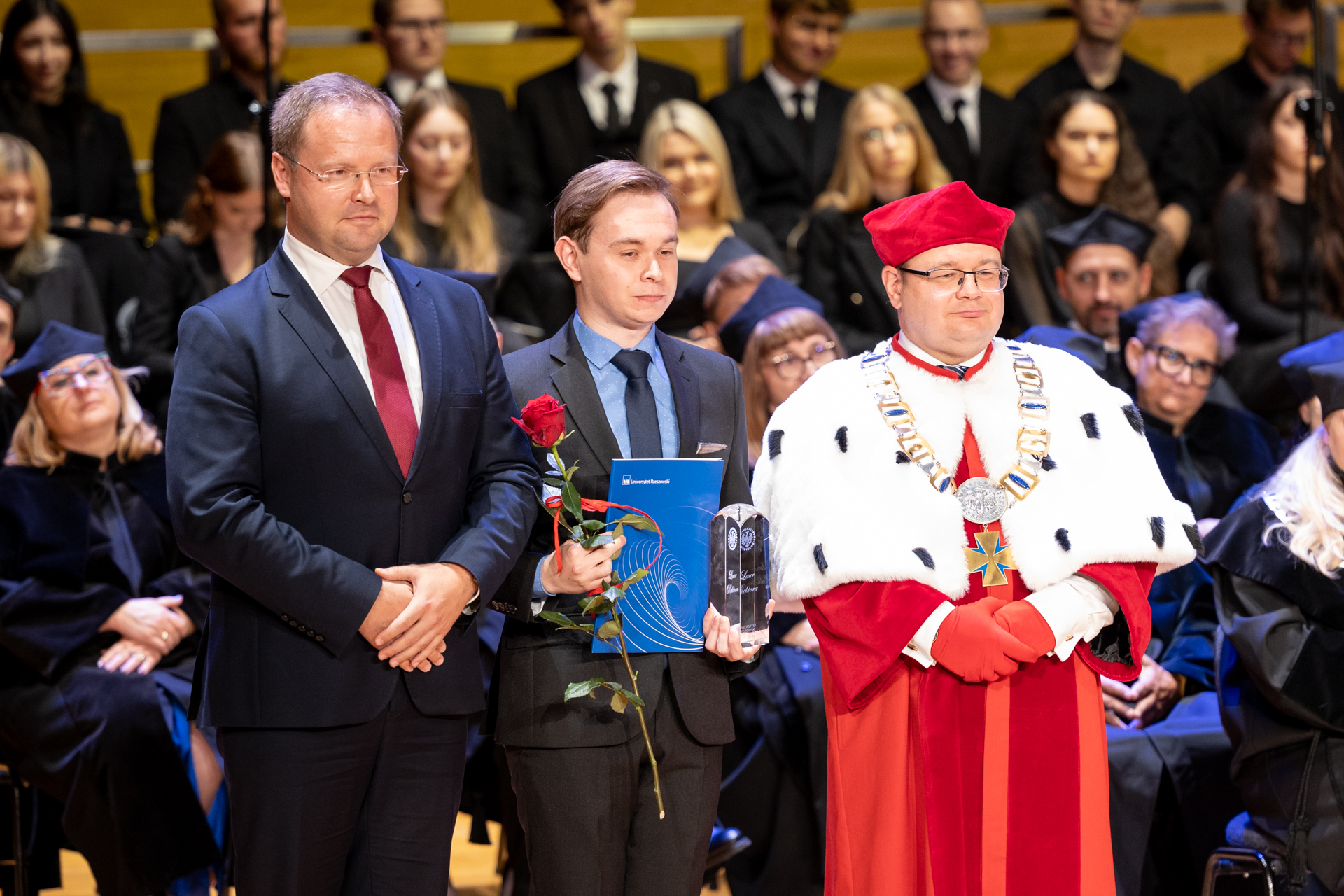 Zdjęcie z wręczenia statuetki Laur Rektora Panu Michałowi Lewandowskiemu