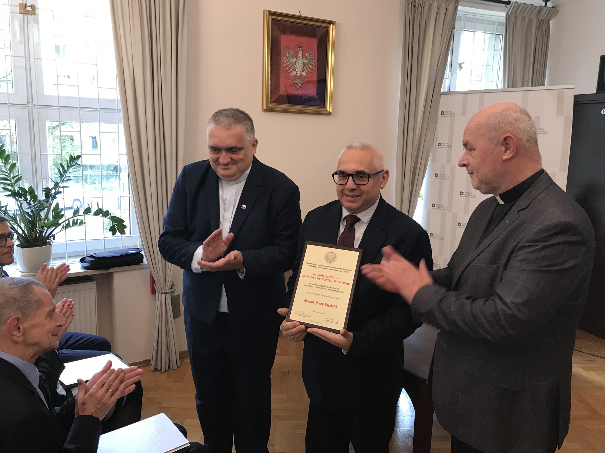 Zdjęcie z wręczenia Nagrody Naukowej imienia Ireny i Franciszka Skowyrów profesorowi Jerzemu Kuzickiemu