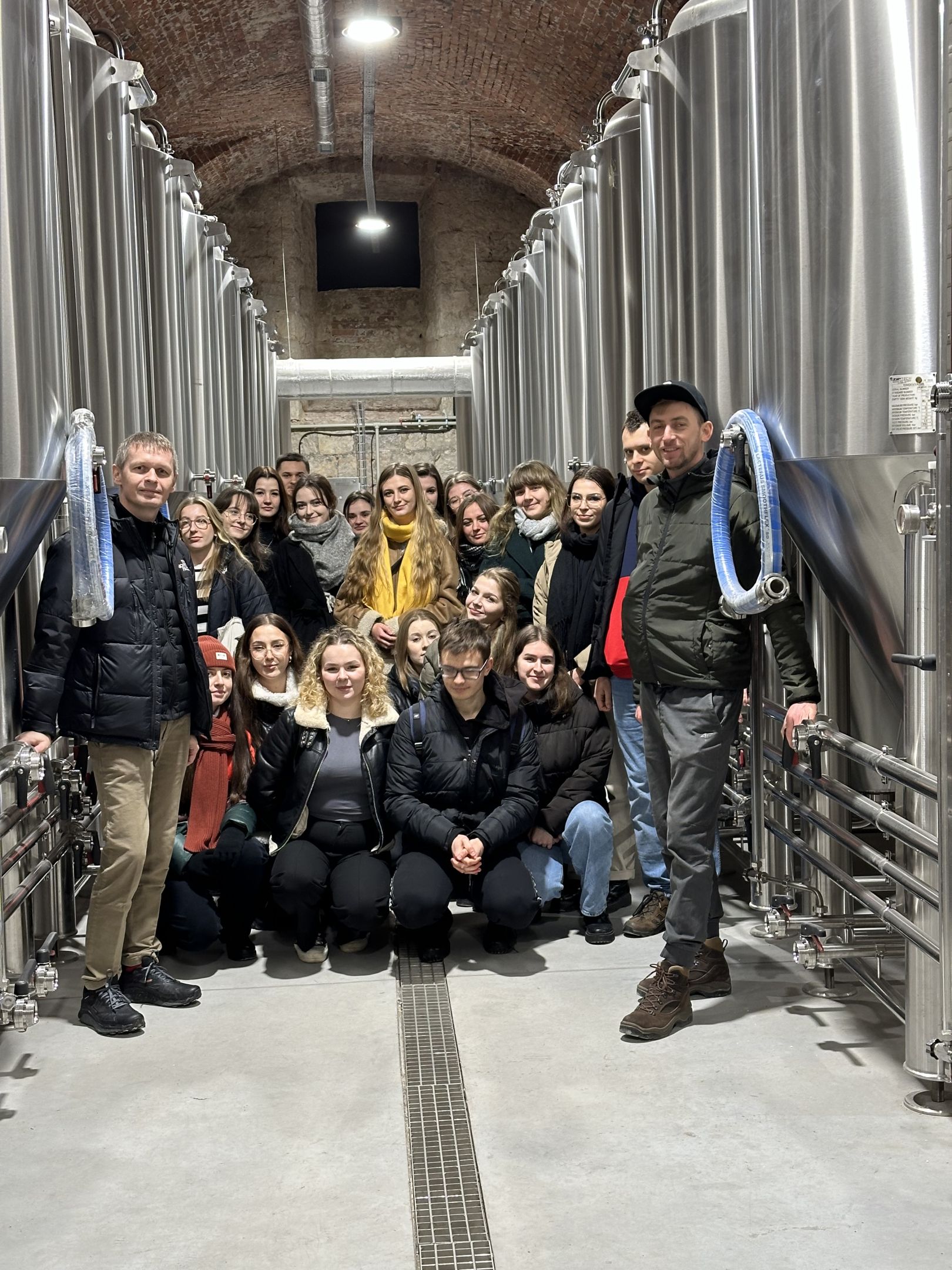 studenci na wycieczce w browarze
