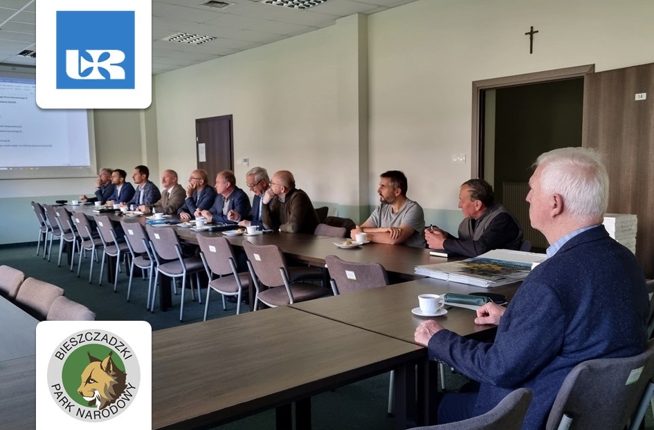 Pracownicy parku narodowego siedzą przy stole, w centrum prof Kukuła - wszyscy oglądają prezentację multimedialną