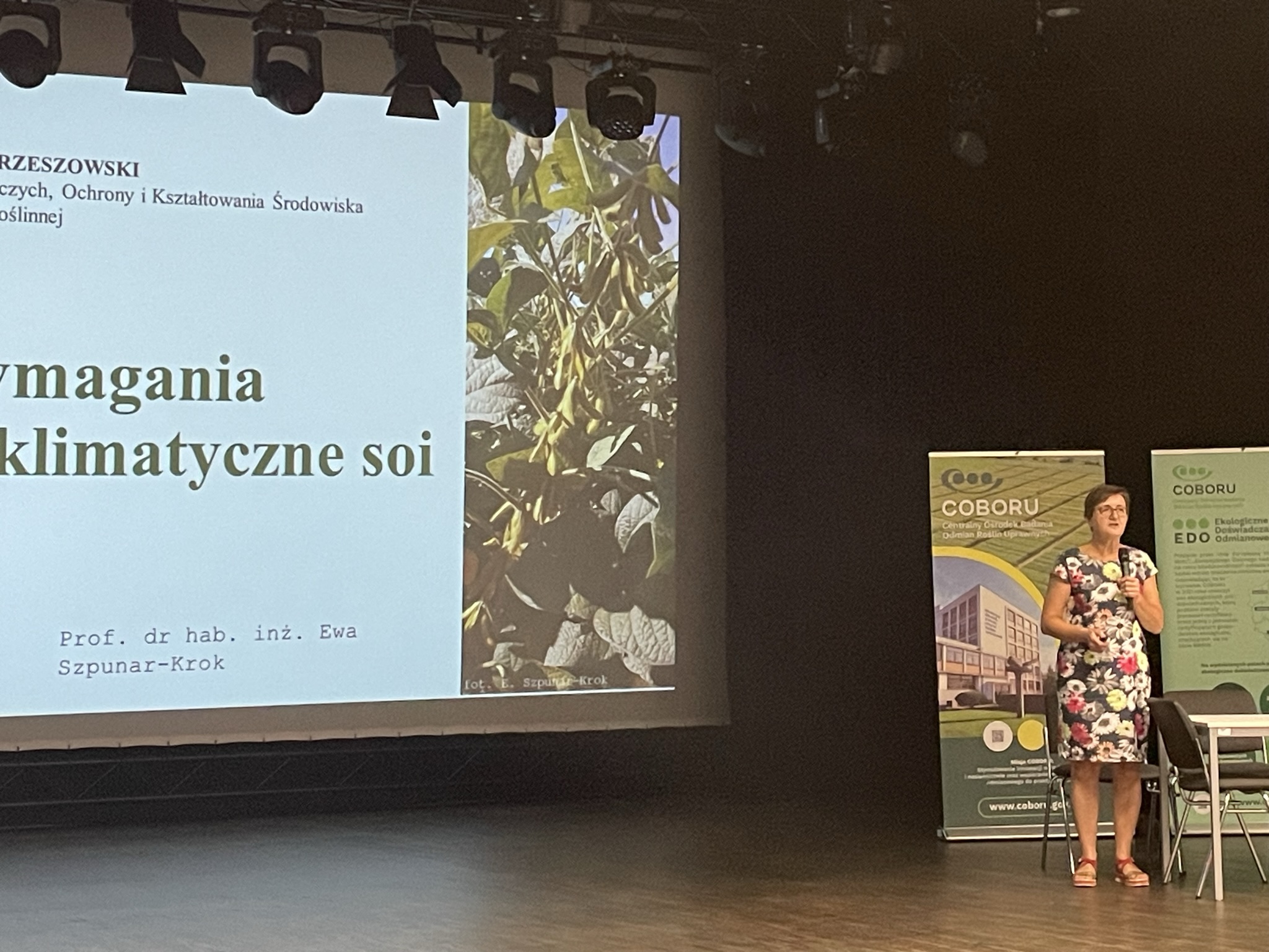 pracownik UR przedstawia prezentację,