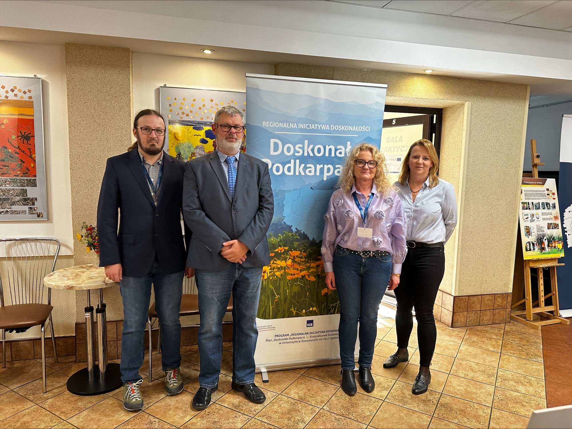 dr Skrobacz, dr Podolak, prof Jurczyk i prof Stanek-Tarkowska stoją przed banerem "Doskonałe Podkarpacie"