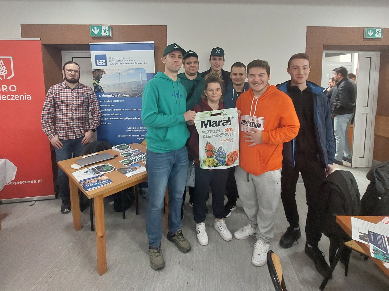 uczniowie na wspólnym zdjęci, w ręku trzymają worek z nawozem mineralnym