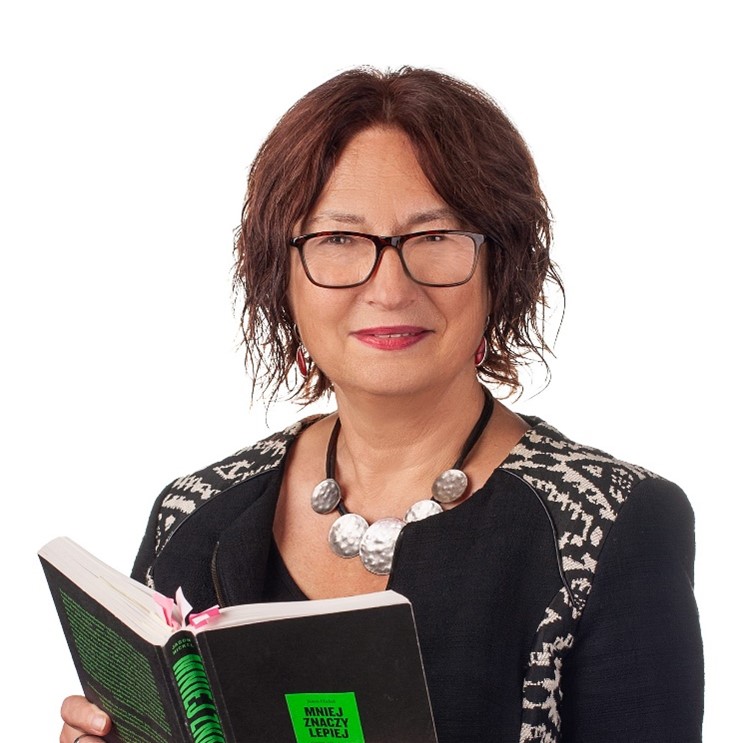 Portret Profesor Kosteckiej na białym tle, w ręce trzyma książkę