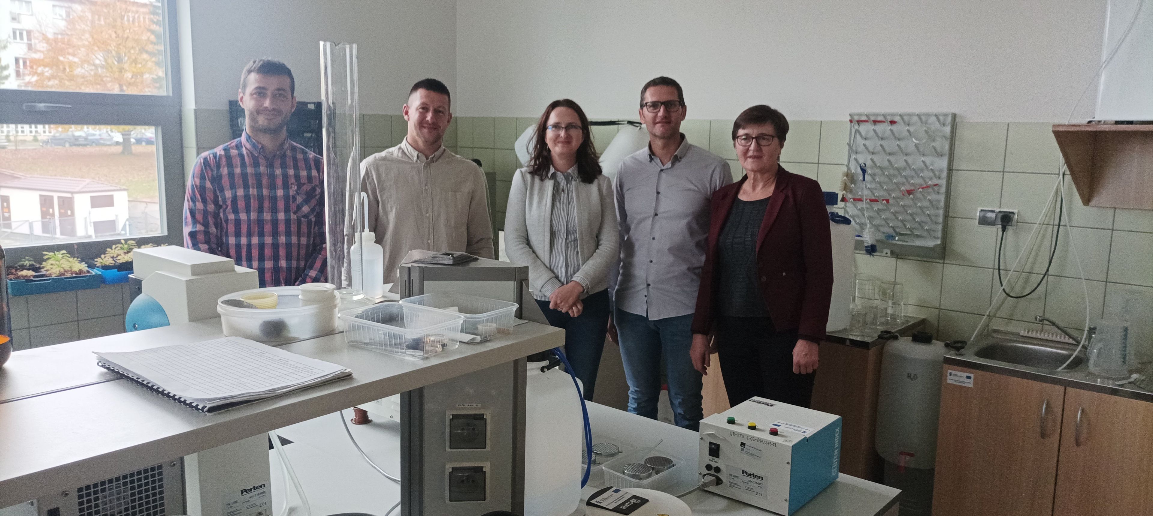 Zdjęcie gości wraz z pracownikami Instytutu w laboratorium