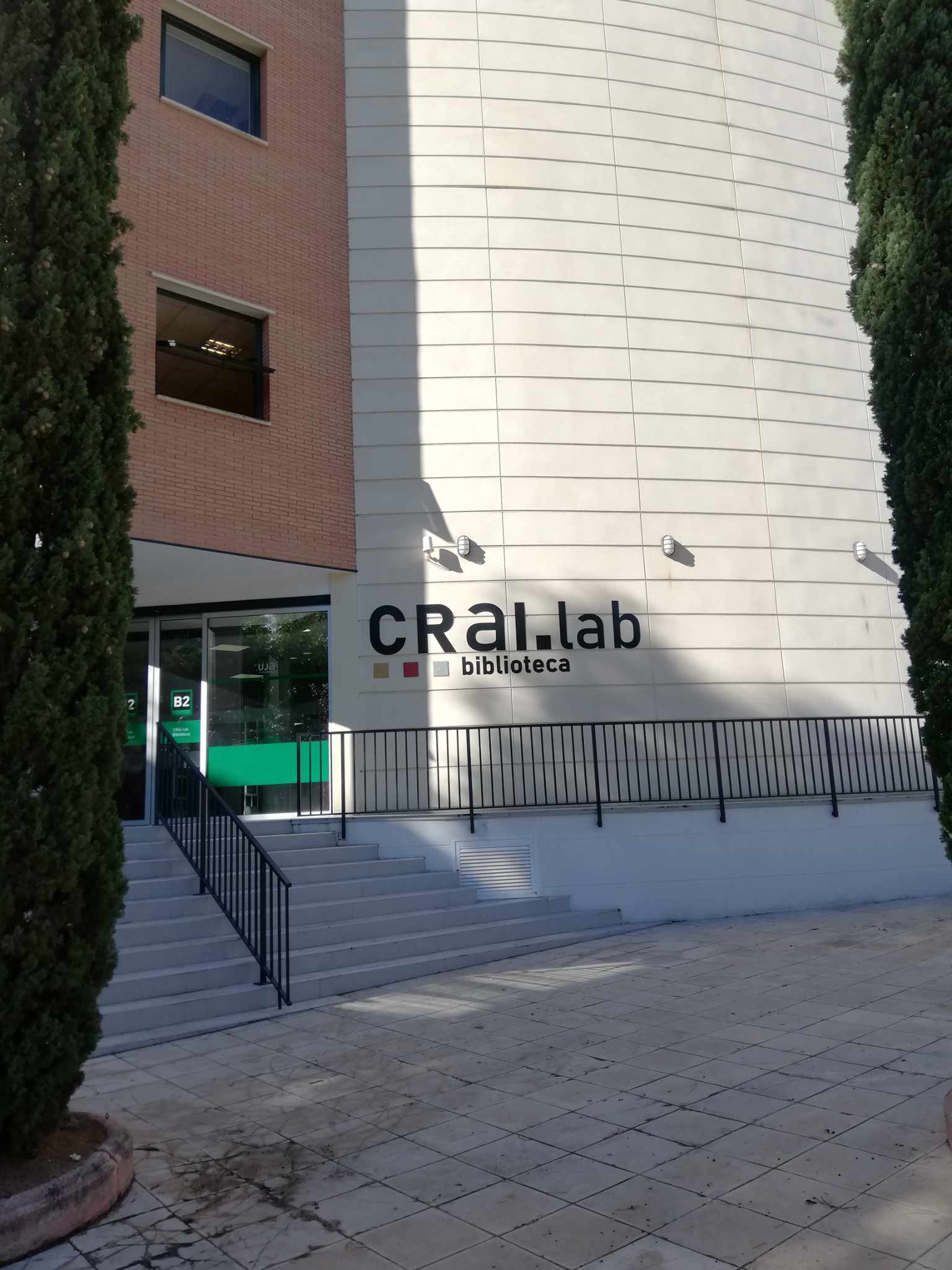 Biblioteka uniwersytetu - widoczne wejście i schody