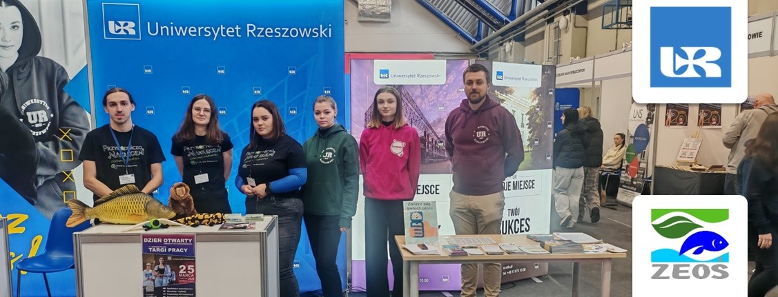 zdjęcie studentów i pracowników przy stoisku Uniwersytetu na targach.