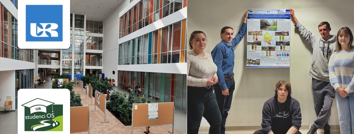Wnętrze nowoczesnego budynku uczelni z widocznymi plakatami konferencyjnymi, w tle poruszają się ludzie. Po prawej stronie pięcioro studentów prezentuje plakat naukowy; W lewym górnym rogu znajdują się loga