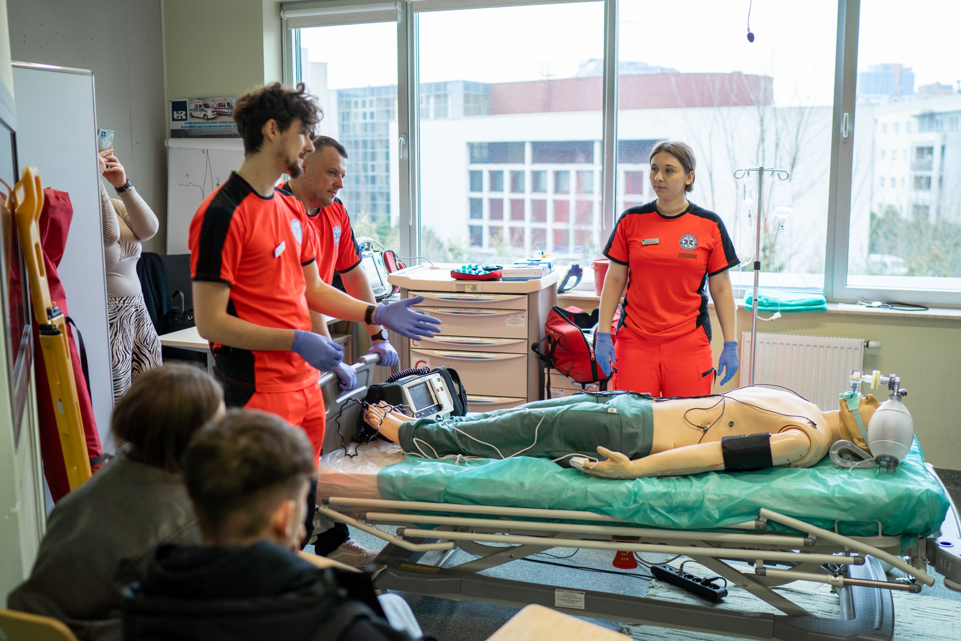 Wizyta uczniów z Leżajska w Collegium Medicum – edukacja i praktyka w ...