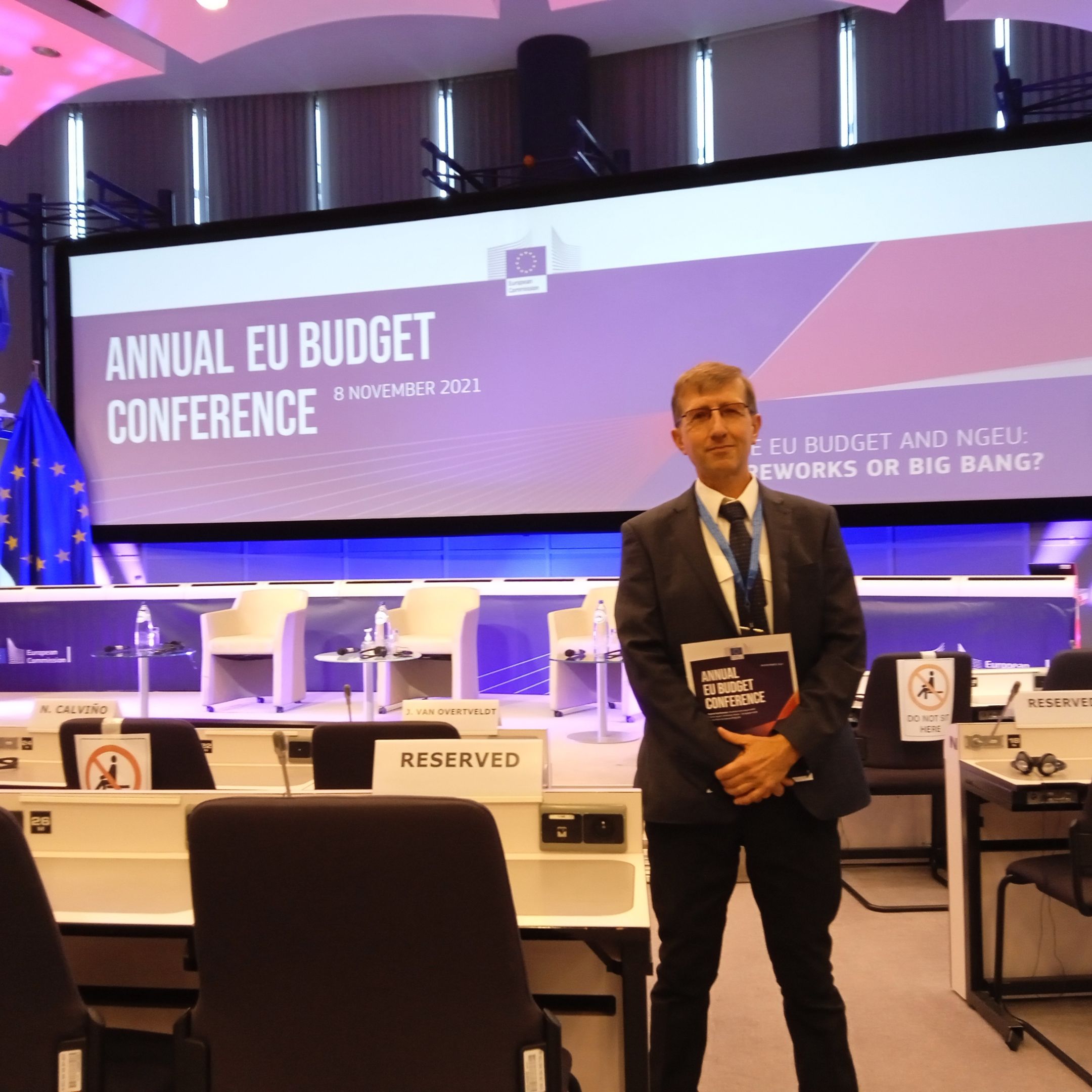 Uczestnik konferencji dotyczącej budżetu Unii Europejskiej w gmachu europejskim