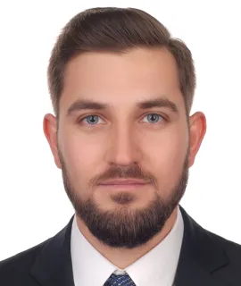 Portret mężczyzny w garniturze, z ciemnymi włosami