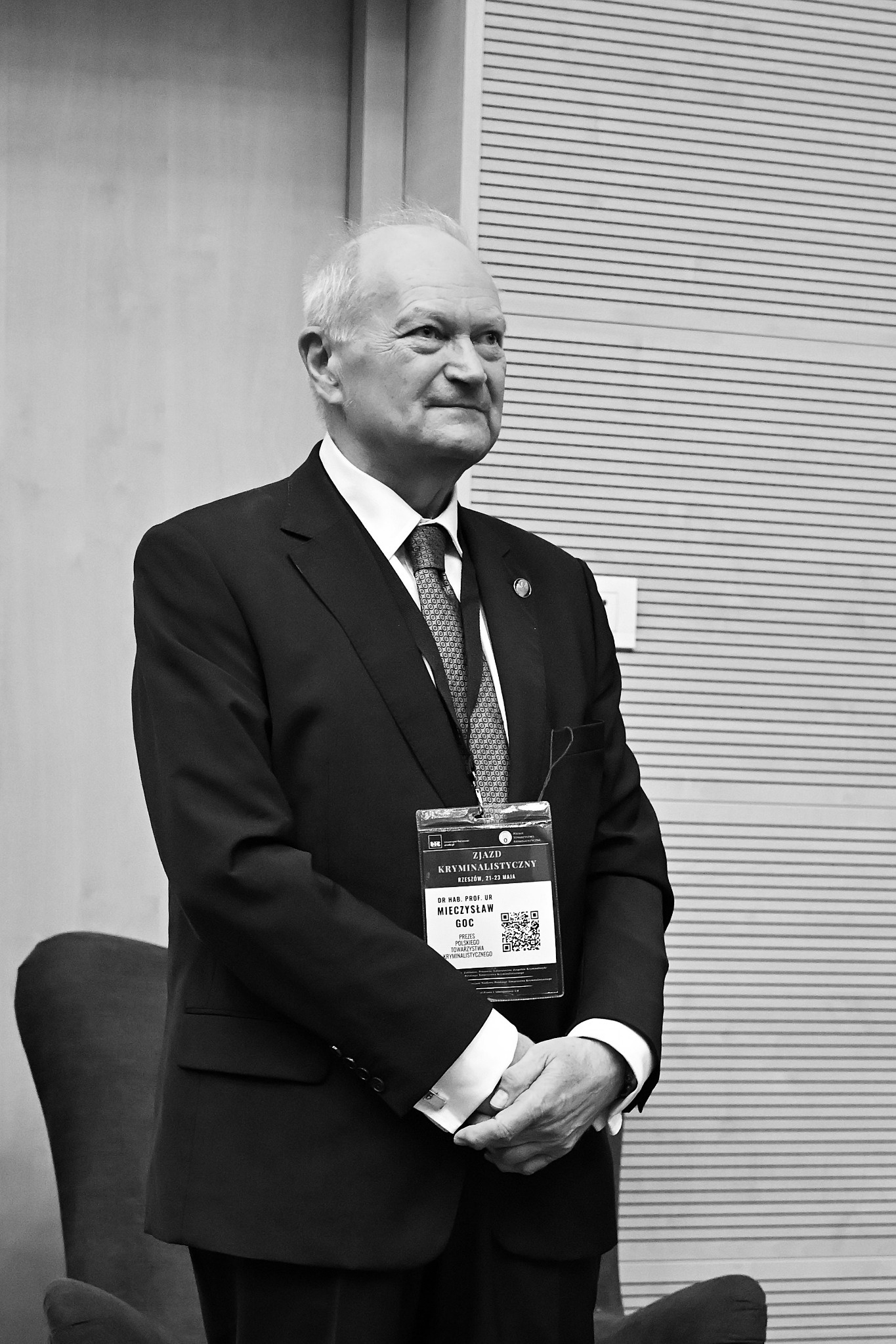 profesor Mieczysław Goc na szarym tle