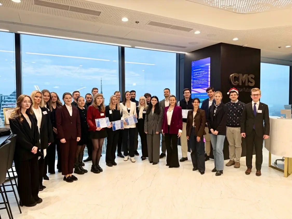 Uczestnicy finału og&oacute;lnopolskiego konkursu z prawa pracy, kt&oacute;ry odbył się w warszawskim biurze kancelarii prawniczej CMS Poland