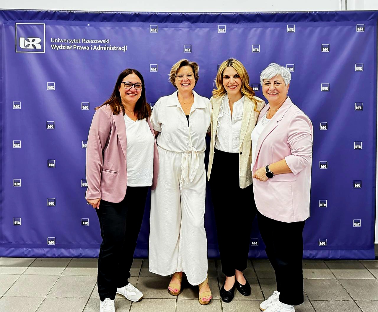 Na zdjęciu widoczne przedstawicielki School of Business, Department of Business Administration University of the Aegean in Chios: Stella Zounta, Eleni Gaki, Vasiliki Vasileiou oraz profesor Elżbieta Feret