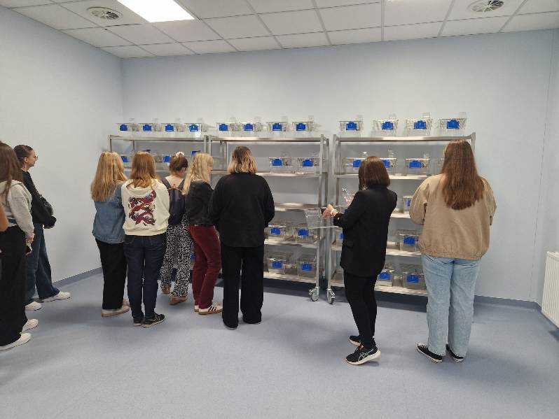 studenci w zwierzetarni